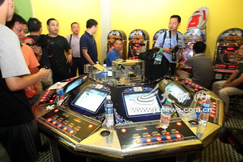 记者看到,欢乐谷电子游戏室是正规游戏室,有营业执照,娱乐经营许可证